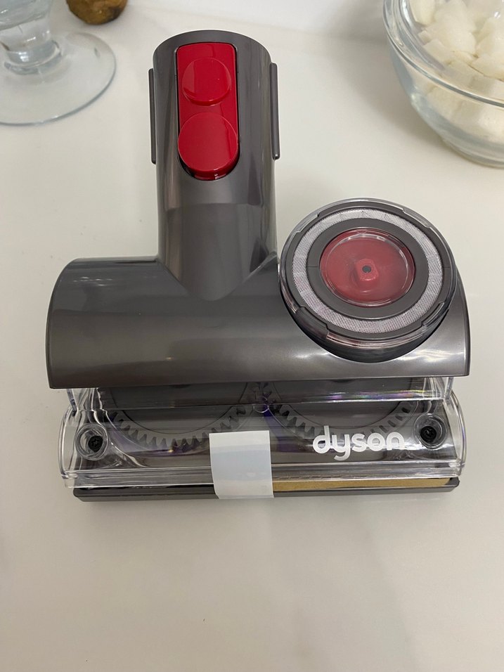Kırmızı ve Gri Dyson Elektrikli Süpürge Başlığı - Görsel 2