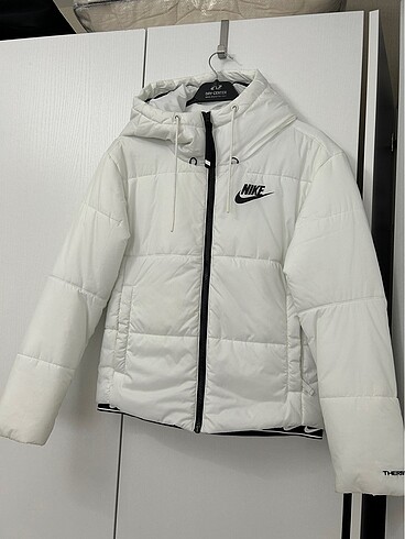 Nike Mont