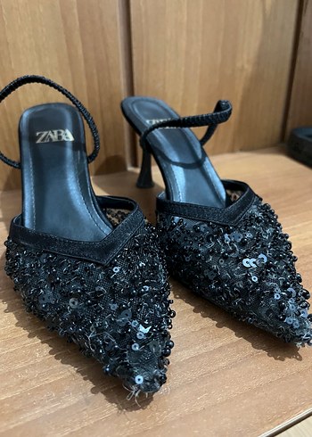 Zara Siyah işlemeli topuklu ayakkabı