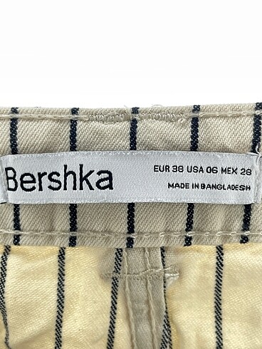 38 Beden çeşitli Renk Bershka Mini Şort %70 İndirimli.