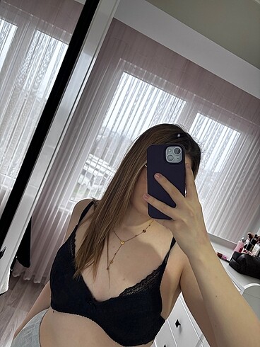 Siyah sütyen