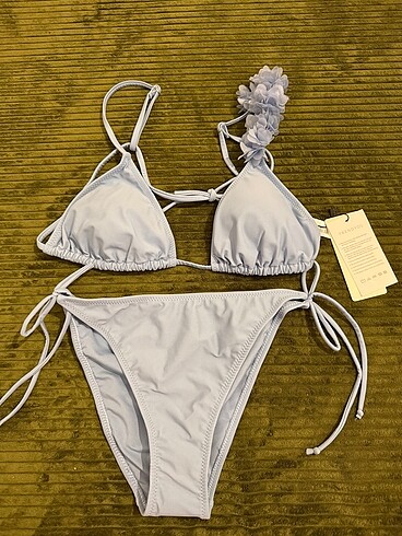 Mavi çiçekli bikini takımı