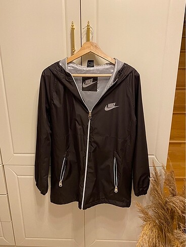 Orijinal Nike ceket/yağmurluk defosu yoktur