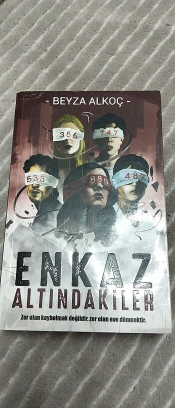 Enkaz Altındakiler