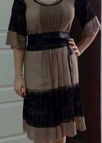 sütlü kahve ve Siyah Dantel detayli elbise - Görsel 2