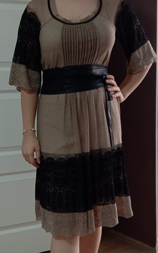 sütlü kahve ve Siyah Dantel detayli elbise - Görsel 2