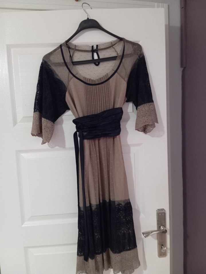 sütlü kahve ve Siyah Dantel detayli elbise - Görsel 3