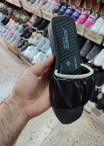Diger Siyah Parlak Desenli Terlik