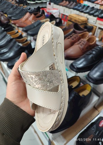 Beyaz Yılan Desenli Dolgu Topuklu Terlik - Görsel 2