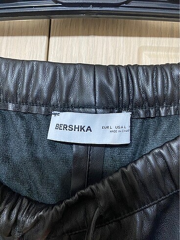 Bershka deri efektli pantolon
