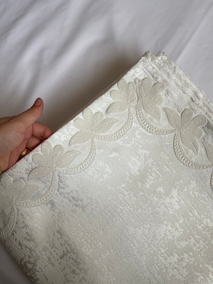 İşlemeli Beyaz Masa Örtüsü - Görsel 2