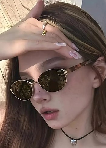 Altın Çerçeveli Gri Oval Güneş Gözlüğü - Görsel 3