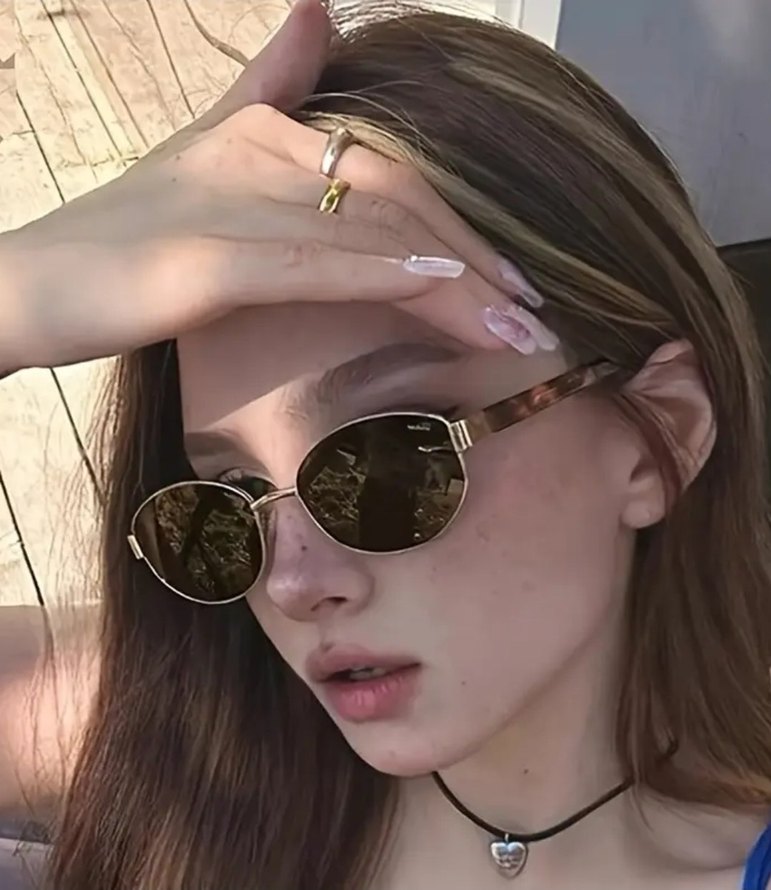 Altın Çerçeveli Gri Oval Güneş Gözlüğü - Görsel 3