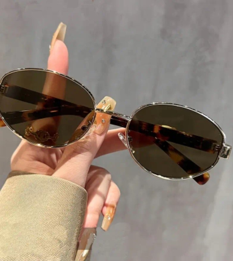 Altın Çerçeveli Gri Oval Güneş Gözlüğü - Görsel 2