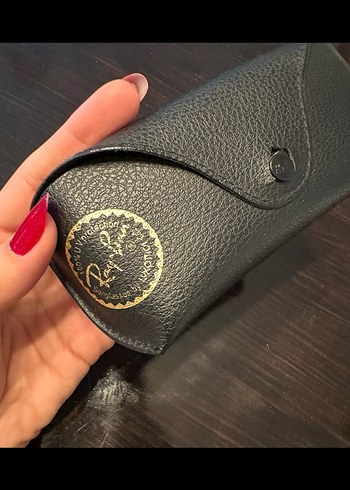 Ray Ban gözlük ve kılıfı.