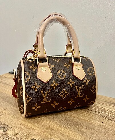 Louis Vuitton SİLİNDİR LOUİS VUİTTON ÇANTA