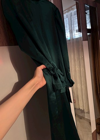Diğer Yeşil saten elbise kolları bağlamalı rengi daha açık