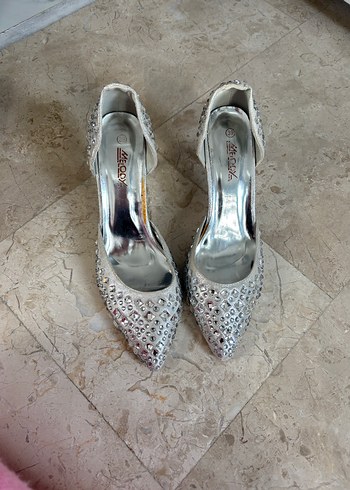 Beyaz Payetli Stiletto Yılan Derisi Desenli Kadın Abiye Ayakkabı