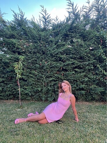 Pembe elbise