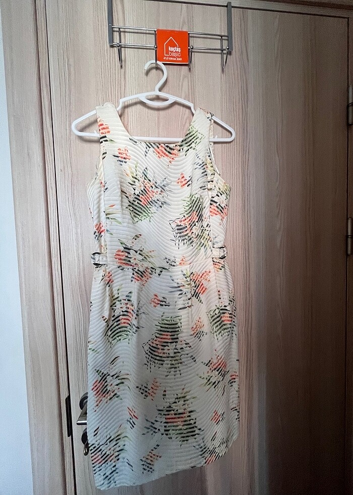 Etek detaylı diz üstü elbise - Görsel 2