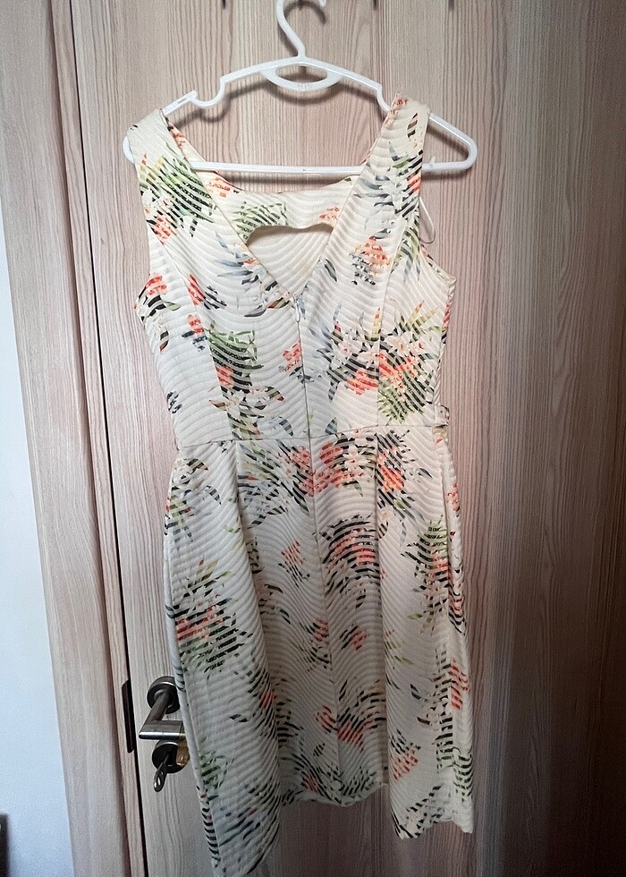 Etek detaylı diz üstü elbise - Görsel 5