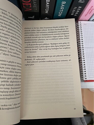  Beden Renk Bir kız bara gider ve