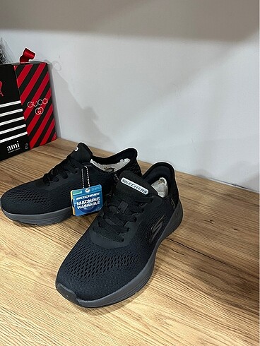 SKECHERS