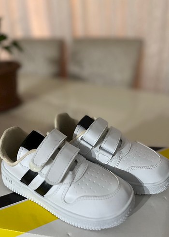 Çocuk Beyaz Cırt Cırtlı Spor Ayakkabı