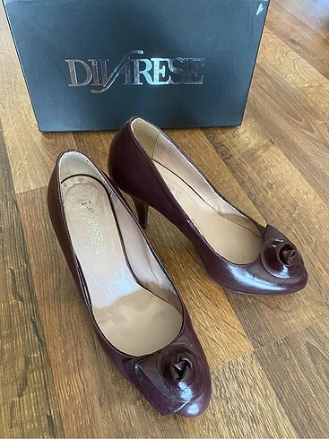 Bordo-kahve arası, gül detaylı stiletto