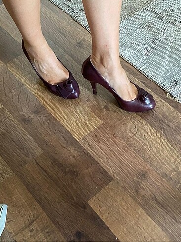 Divarese Bordo-kahve arası, gül detaylı stiletto