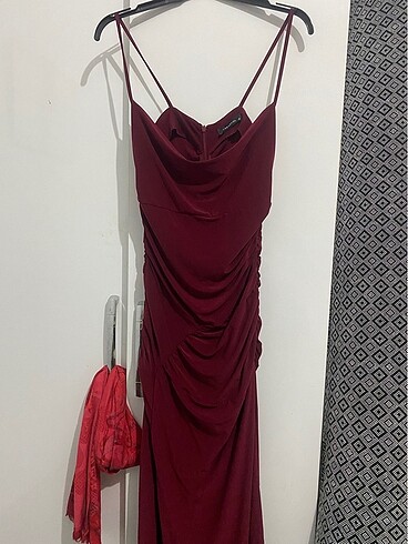 Bordo yırtmaçlı askılı elbise