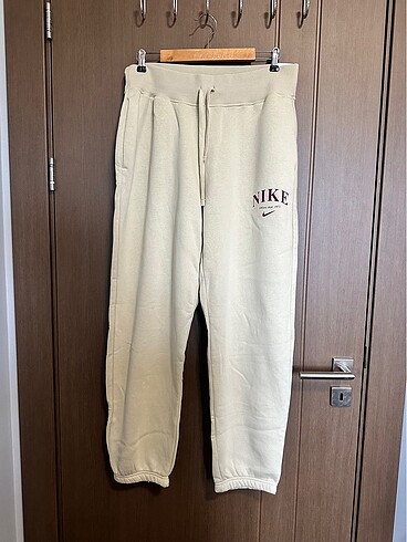 Nike etiketli eşofman altı
