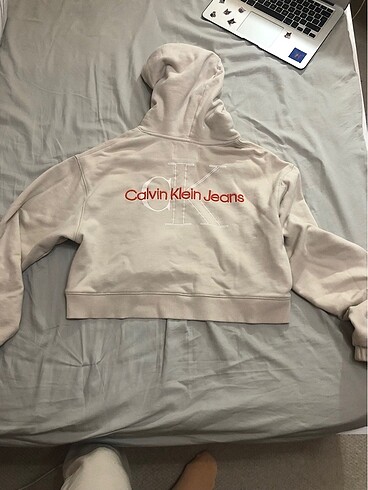 Calvin Clein krem rengi crop sweatshirt