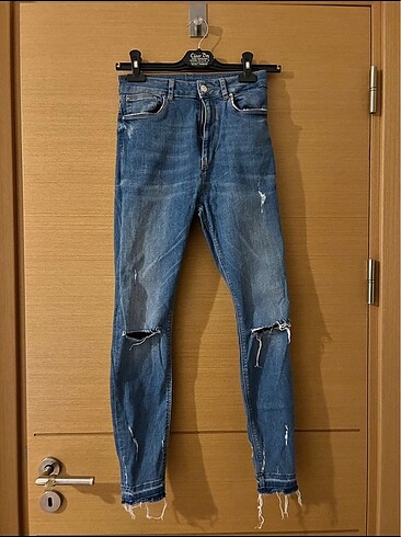 yırtık kot pantalon