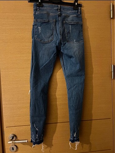 Diğer yırtık kot pantalon