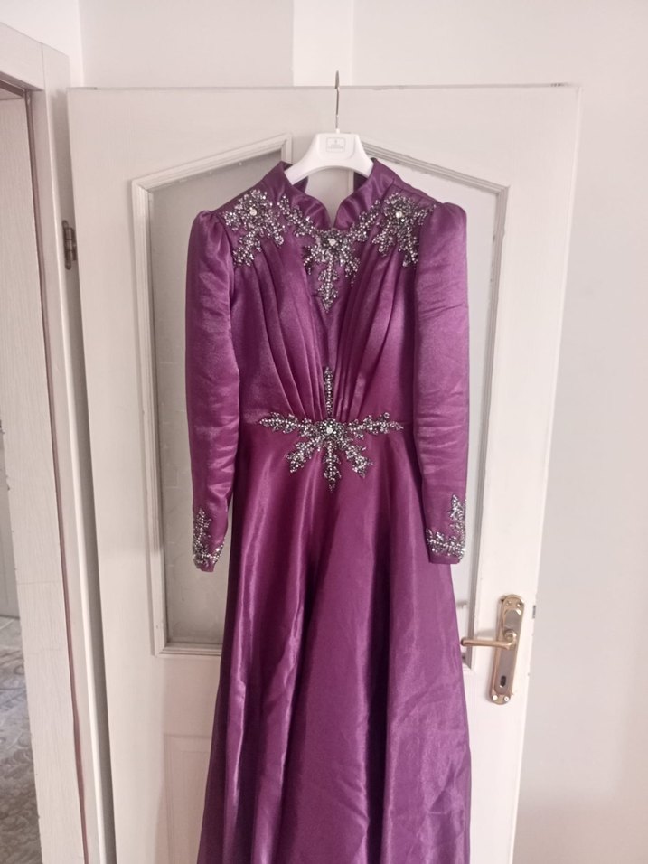 Uzun Kollu Mor İşlemeli Abiye Elbise - Görsel 5