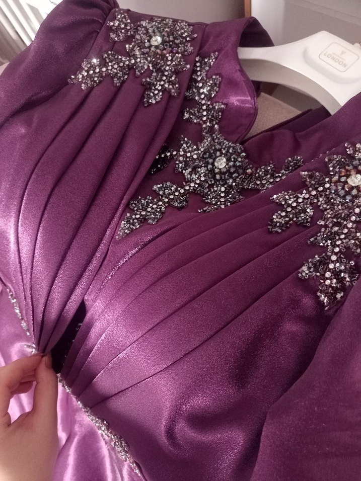 Uzun Kollu Mor İşlemeli Abiye Elbise - Görsel 2