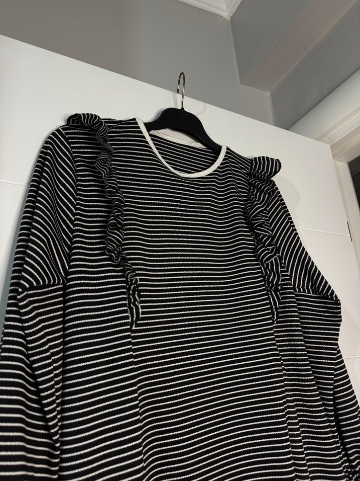 Uzun Kollu Fırfırlı Siyah Gri Çizgili Triko Tunik - Görsel 2