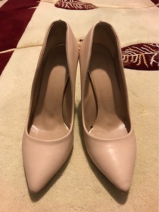 Bej stiletto