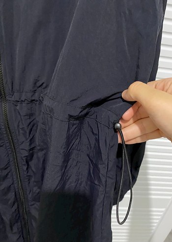 Kadın Siyah Uzun Fermuarlı Yağmurluk - Görsel 4