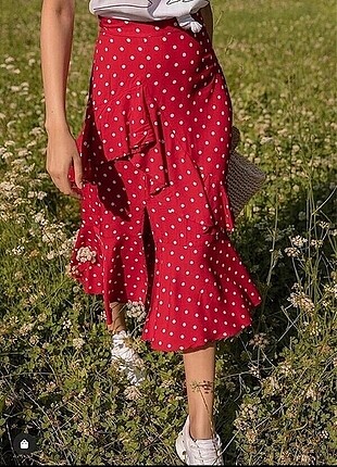 Beyaz puanlı simetrik kesim bordo uzun etek