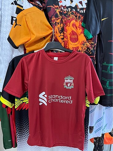 Liverpool taraftarı çocuk forması
