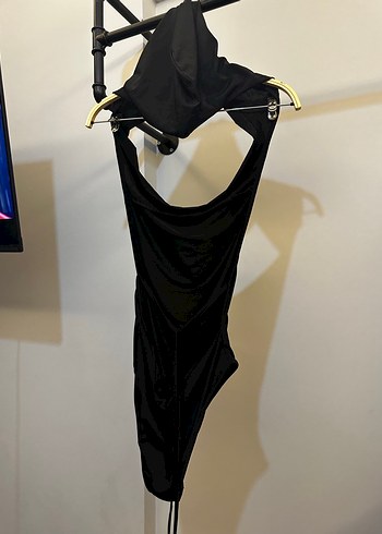 Sheinside Sırt dekolteli şapkalı bodysuit
