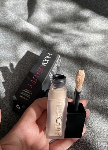 Beden Renk Huda beauty kapatıcı