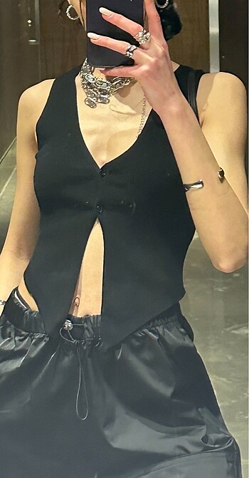 BERSHKA İKİ DÜĞMELİ SİYAH CROP TOP