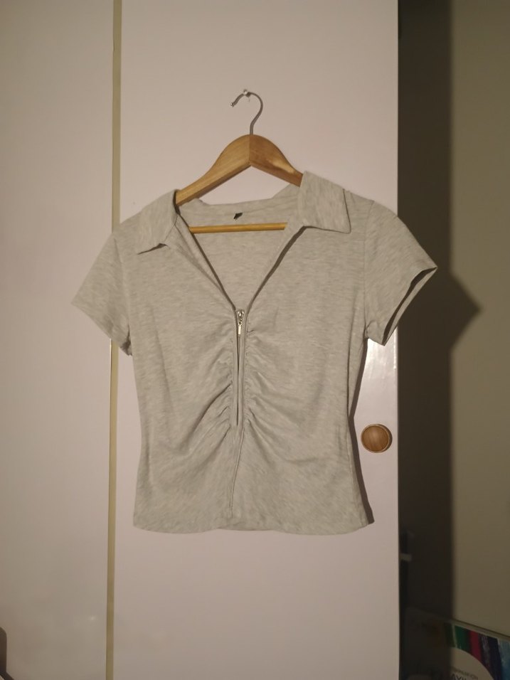 Kısa Kollu Gri Keten V Yaka Düğmeli Bluz - Görsel 3