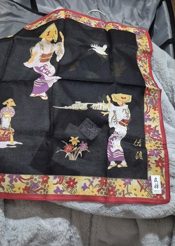 Diğer Geleneksel Japon Desenli Siyah Kare Esarp