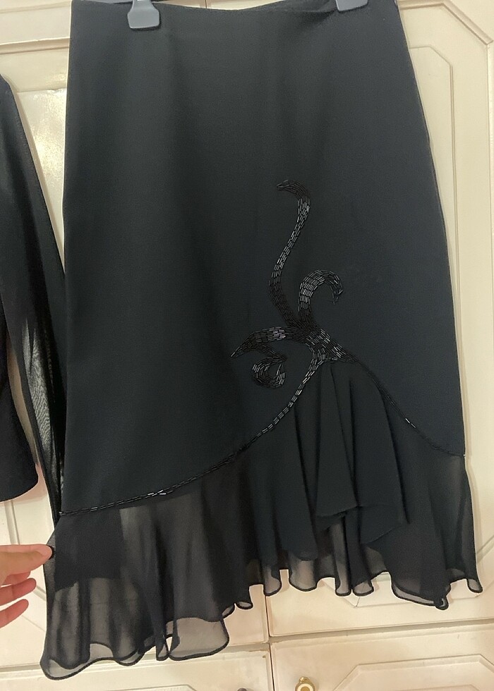 Siyah işlemeli gece kıyafeti - Görsel 4