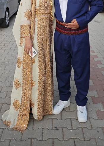 Uzun Kollu Nakışlı Altın Renkli Nişan Elbisesi - Görsel 2