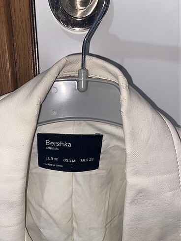 m Beden Bershka Beyaz Deri Ceket